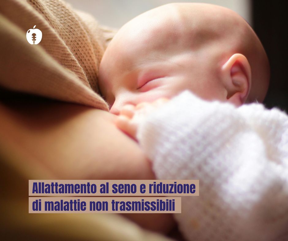 Neonato che si nutri dal seno della mamma