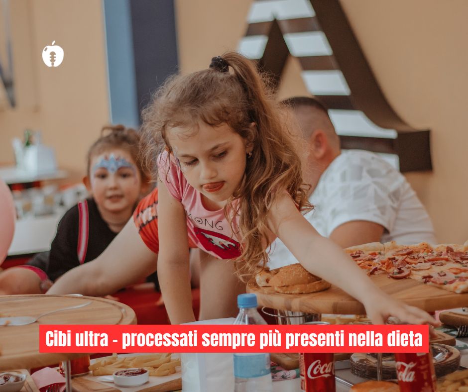 Bambini che mangiano e bevono prodotti insani