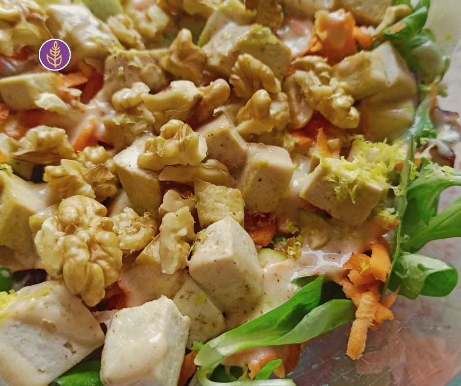 Insalata di tofu speziata alle noci